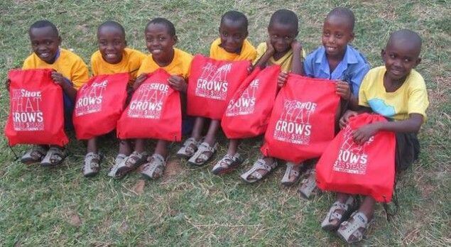 Hombre crea zapatos que crecen junto con los niños