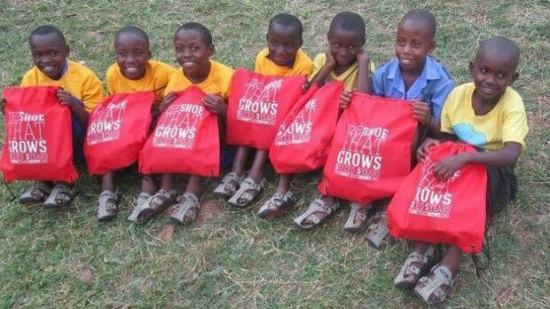 Hombre crea zapatos que crecen junto con los niños