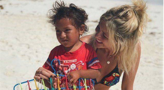 Modelo genera controversia racista por una foto con un niño en Cancún