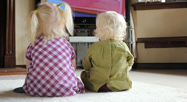 Fortalece los huesos de tu peque ¡manteniéndolo lejos de la televisión!