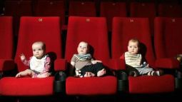 Expertos revelan por qué no es buena idea llevar a niños menores de 3 años al cine