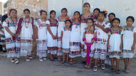 Escuela en Yucatán usan trajes típicos en lugar de uniforme