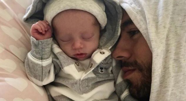 Enrique Iglesias derrite con foto junto a uno de sus bebés
