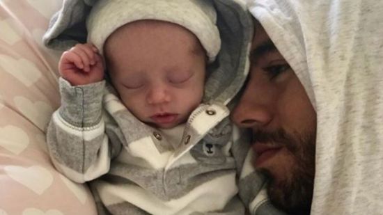Enrique Iglesias derrite con foto junto a uno de sus bebés