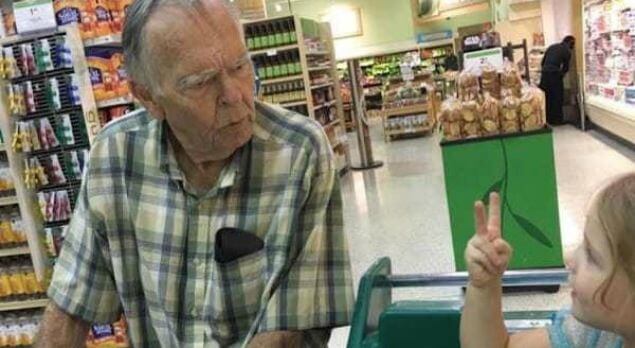 Un emotivo encuentro entre una niña y un hombre de la tercera edad que cambió sus vidas