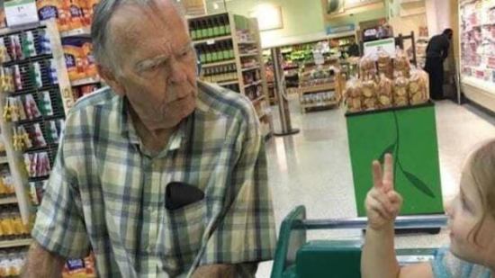 Un emotivo encuentro entre una niña y un hombre de la tercera edad que cambió sus vidas
