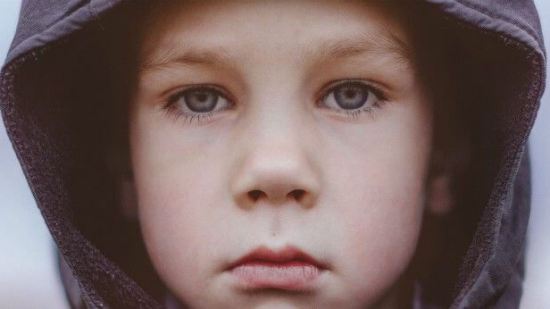 Elogiar mucho a los hijos también puede afectar su autoestima