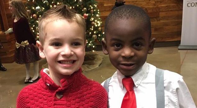 Estos dos pequeños nos demuestran que las diferencias raciales ¡no importan!