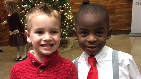 Estos dos pequeños nos demuestran que las diferencias raciales ¡no importan!