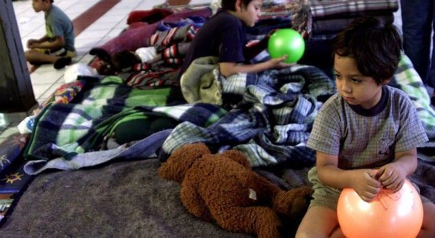 Dona juguetes y lleva un poco de alegría a los niños de los albergues