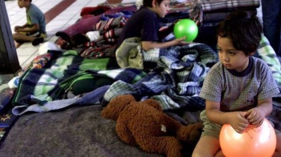Dona juguetes y lleva un poco de alegría a los niños de los albergues