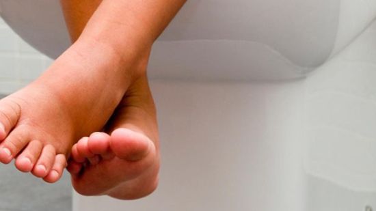 Claves para usar un baño público con tu peque
