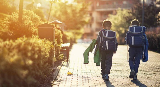 ¿Cuánto debe pesar la mochila de tu peque?