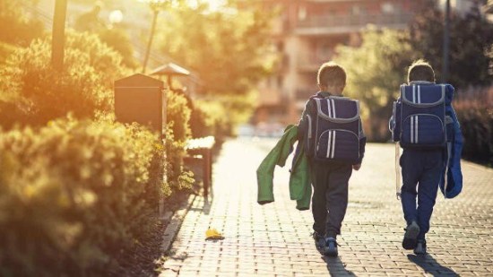 ¿Cuánto debe pesar la mochila de tu peque?