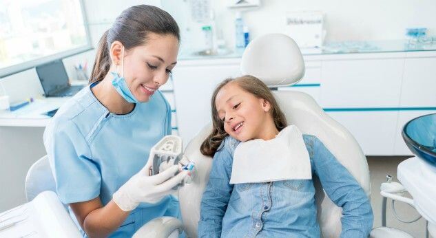 ¿Cómo saber si mi hijo necesita aparatos dentales?
