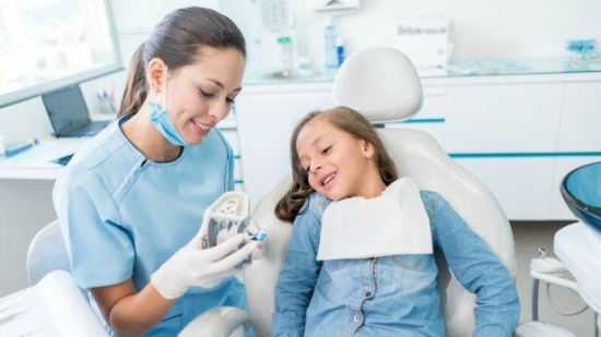 ¿Cómo saber si mi hijo necesita aparatos dentales?