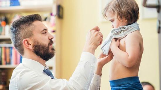 ¿Cómo enseñarle a vestirse solo y no morir en el intento?