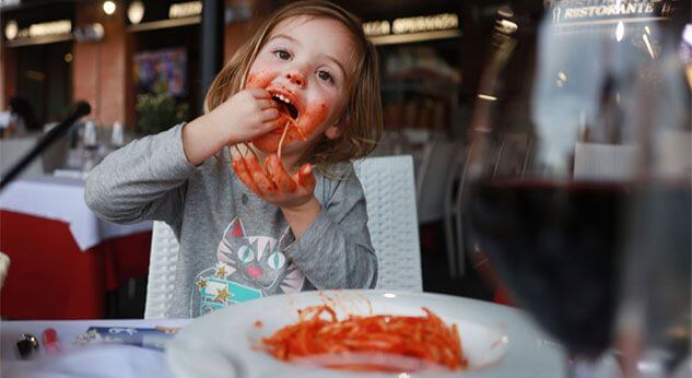 ¿Cómo enseñarle buenos modales a tu hijo en la mesa?