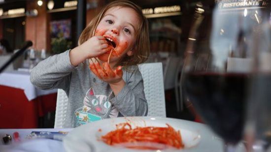 ¿Cómo enseñarle buenos modales a tu hijo en la mesa?