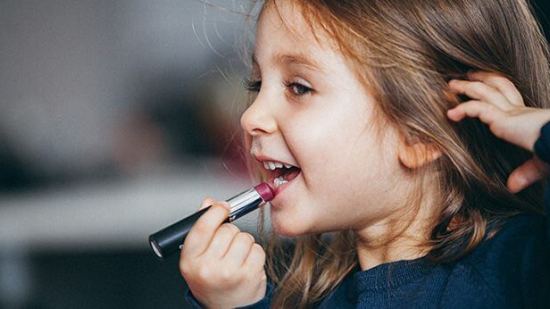 ¿Qué está causando la pubertad precoz en las niñas?