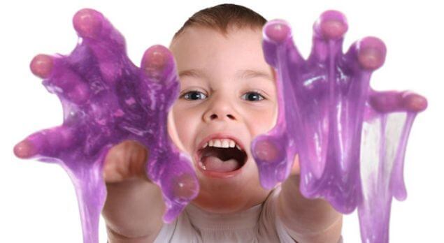 Beneficios de que los niños jueguen con un ?slime?