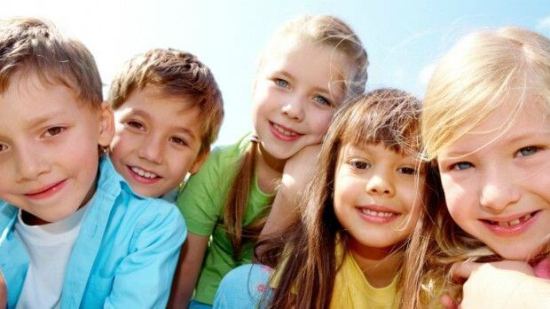 Beneficios de que los niños jueguen con otros niños