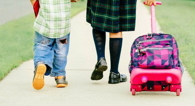 Mochilas con llantas: una opción para cuidar la espalda de los niños