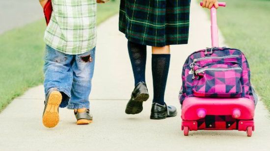 Mochilas con llantas: una opción para cuidar la espalda de los niños