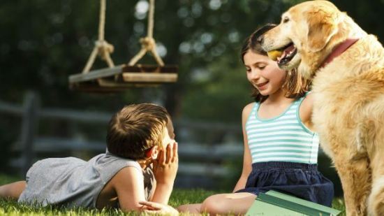 Beneficios de que tus pequeños lean con sus mascotas