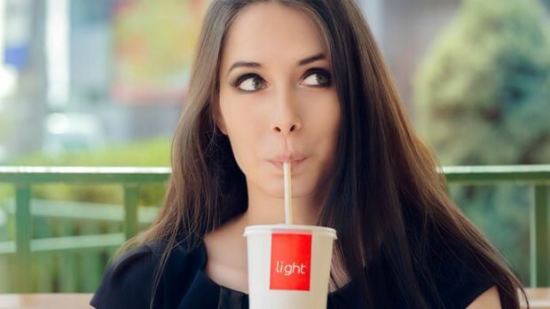 ¿Bebidas light realmente ayudan contra el sobrepeso?
