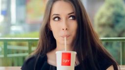 ¿Bebidas light realmente ayudan contra el sobrepeso?