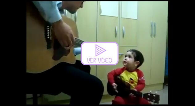 Bebé cantando junto a su papá enternece las redes sociales