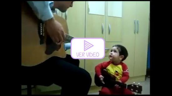 Bebé cantando junto a su papá enternece las redes sociales