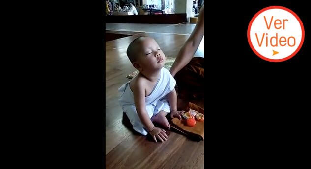 Un pequeño monje budista lucha por no dormirse