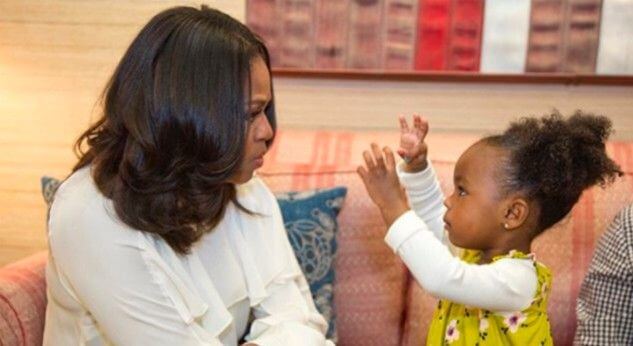 El asombro de una niña ante la foto de Michelle Obama logra inolvidable encuentro