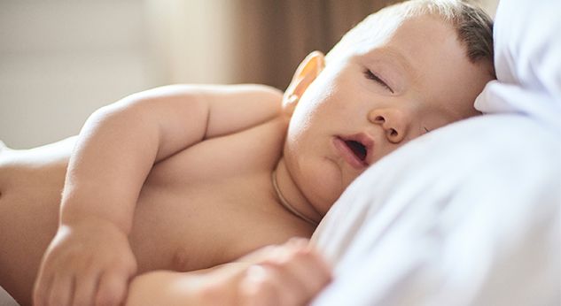 ¿A qué edad puede un bebé usar almohada?