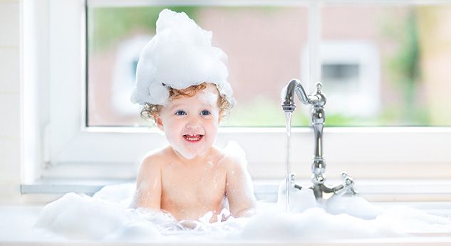 ¿A qué edad tu peque debe bañarse solo?