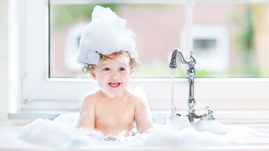 ¿A qué edad tu peque debe bañarse solo?