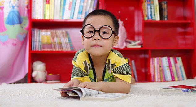 ¿Los niños no deben leer y escribir antes de los 6 años?
