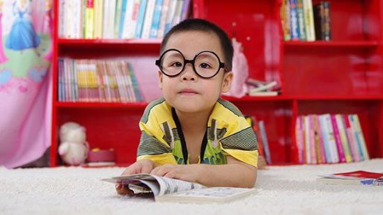 ¿Los niños no deben leer y escribir antes de los 6 años?