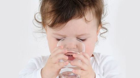 6 tips para que tus hijos tomen más agua