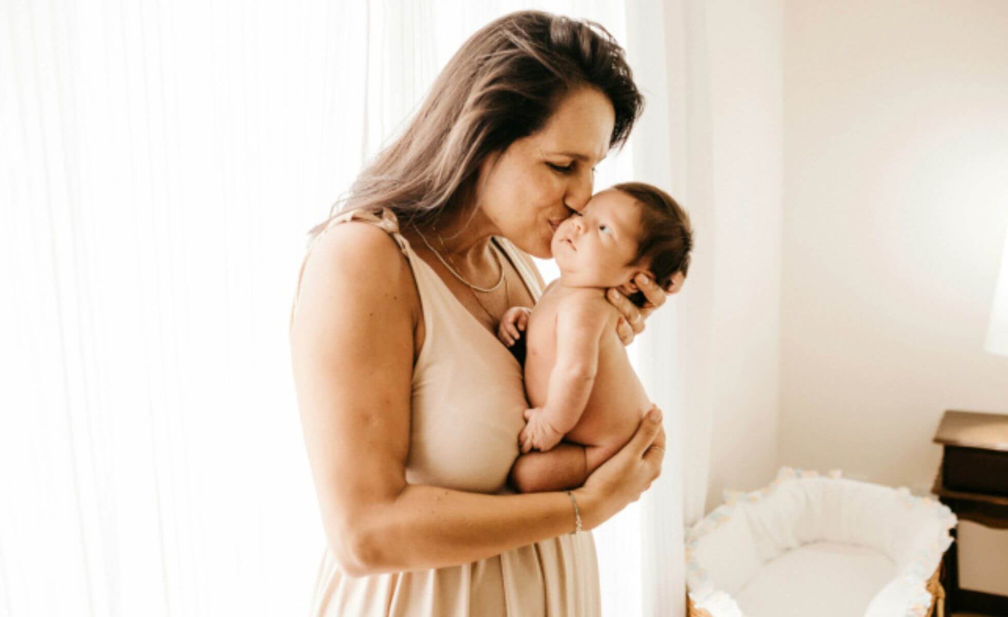 Mama abrazando a bebe