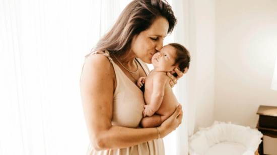 Mama abrazando a bebe