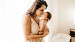 Mama abrazando a bebe