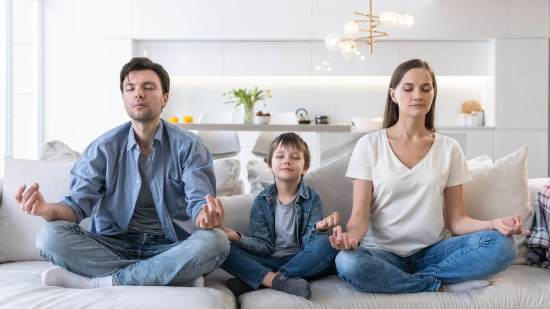 familia meditando