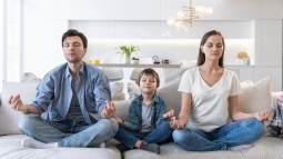 familia meditando