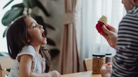 Niña alimento