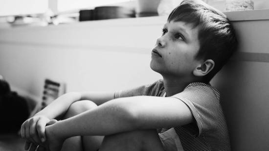 niño triste