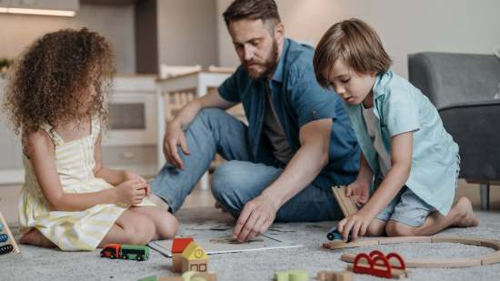 Familia jugando