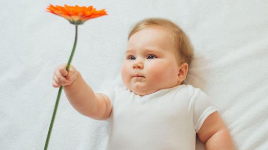 Bebe con flor